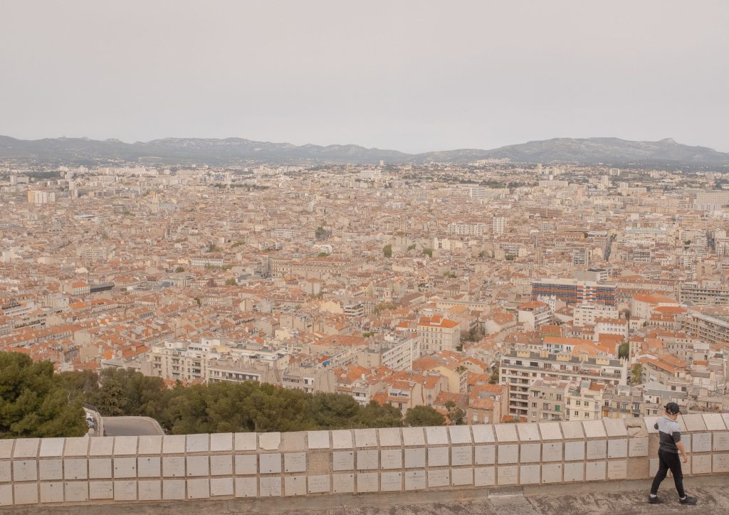 ChairBleue – Balcony on the city